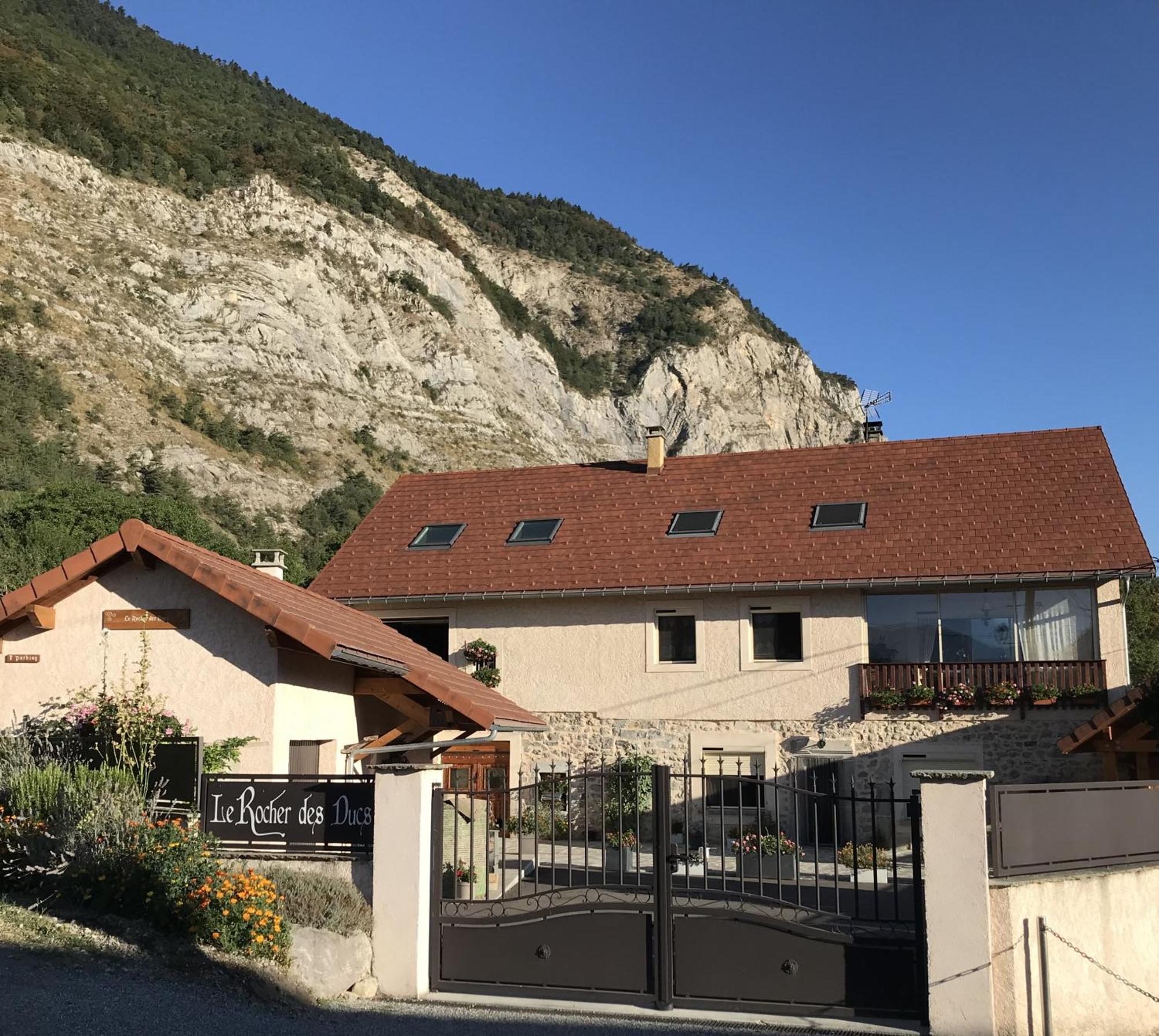Le Rocher Des Ducs, Vue Sur Montagne, Abris Voitures Et Motos Le Glaizil Exterior foto