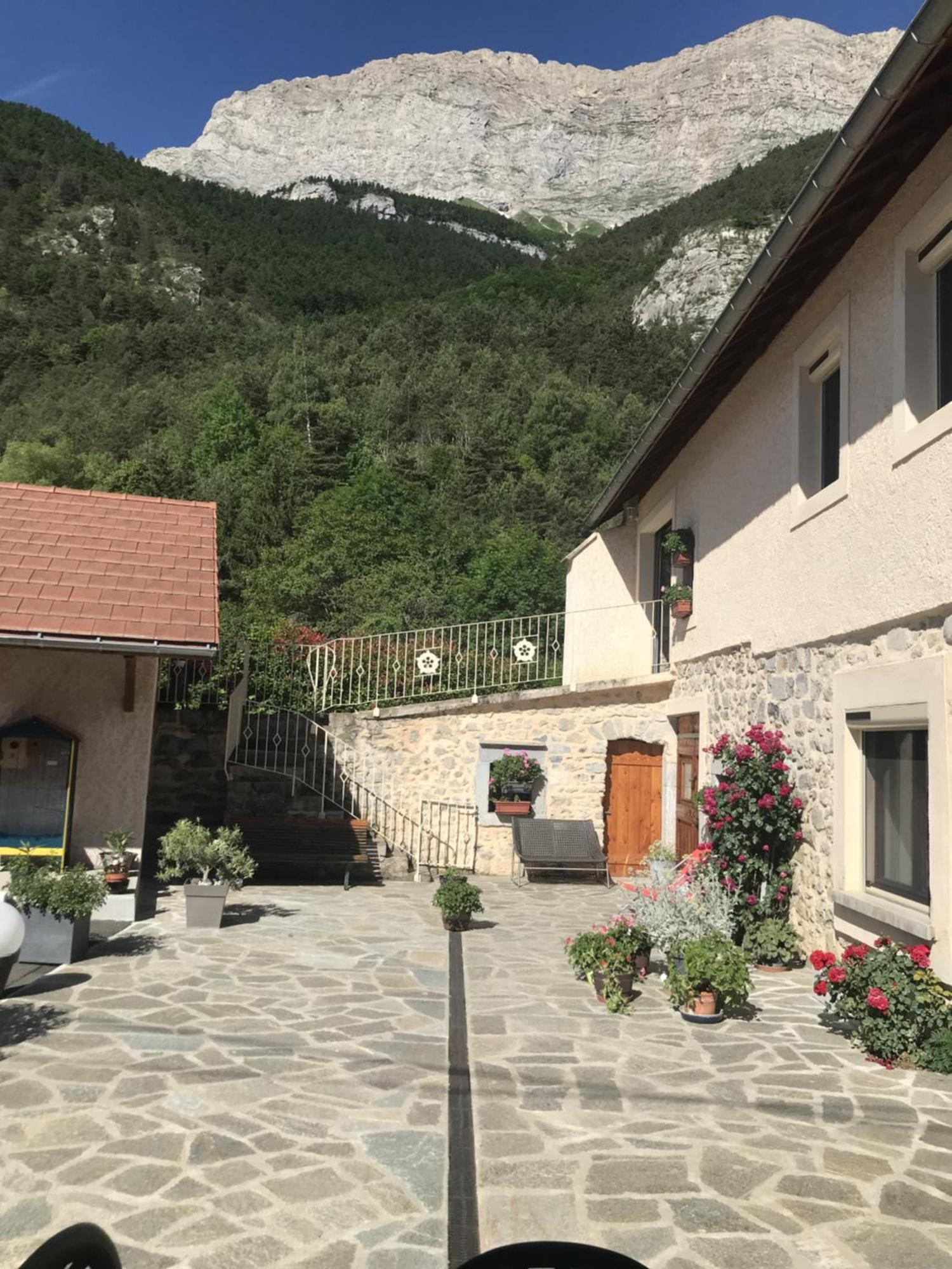 Le Rocher Des Ducs, Vue Sur Montagne, Abris Voitures Et Motos Le Glaizil Exterior foto